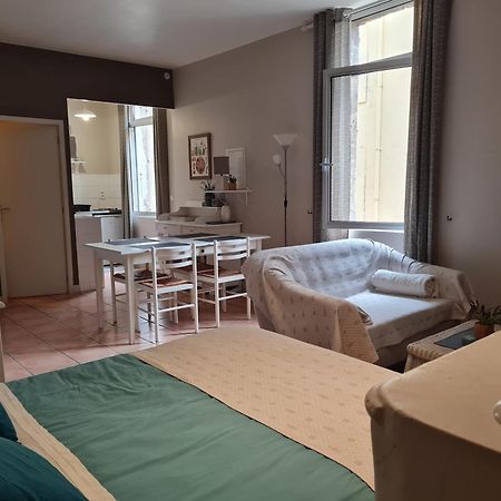 Le Prieure - Studios Jusqu'A 4 Personnes Villeneuve-les-Beziers Luaran gambar